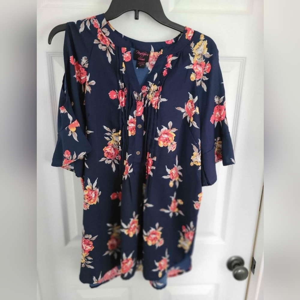 Womans 1X cold shoulder floral top
